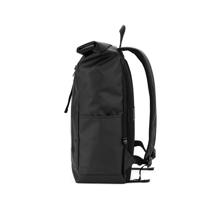 OSASCO BPACK. Mochila "Roll top" com design em sistema de fecho que permite enrolar a parte superior até ajustar ao volume d...