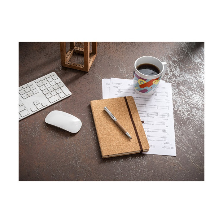 HAWKINS A5. Bloco de notas A5 em cortiça com páginas lisas em material certificado FSC™ e outros materiais controlados