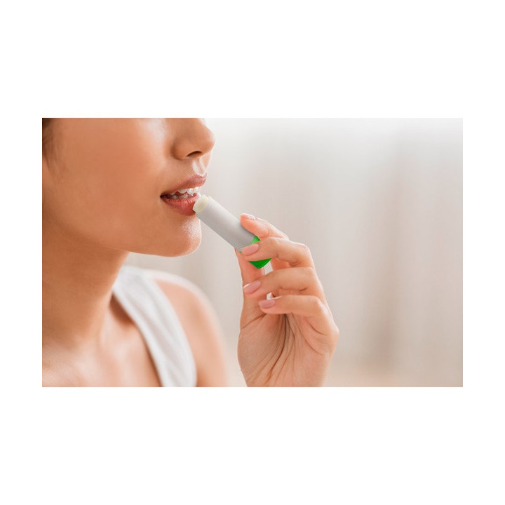 JOLIE VEGAN. Protetor labial vegan, em ABS reciclado (100% rABS) e PP, com aroma a baunilha