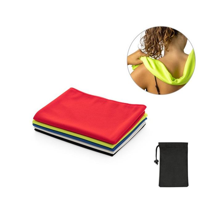 BERNAL. Toalha de desporto refrescante em poliéster reciclado (100% rPET) com bolsa em non-woven