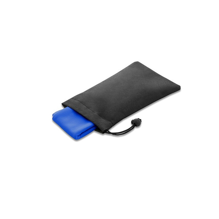 BERNAL. Toalha de desporto refrescante em poliéster reciclado (100% rPET) com bolsa em non-woven