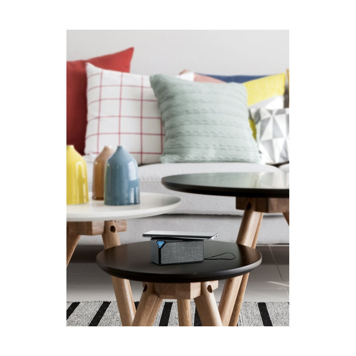 GRUBBS. Coluna de som portátil em ABS com carregamento wireless