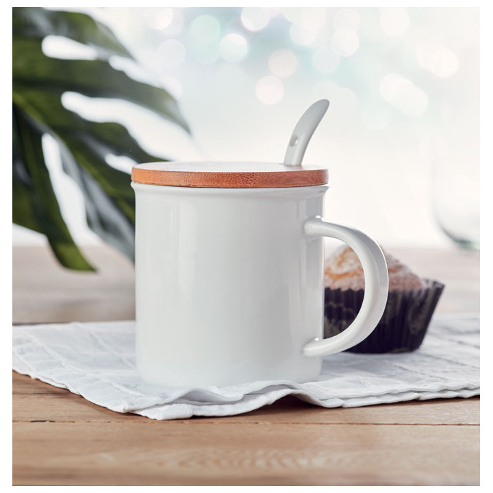 Caneca de porcelana com colher